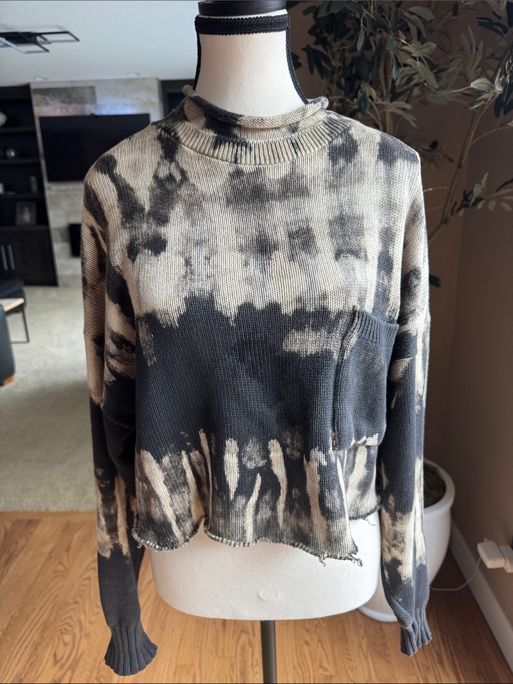Vintage Tie-Dye Crop Crewneck Pullover Sweatshirt in Black and Cream